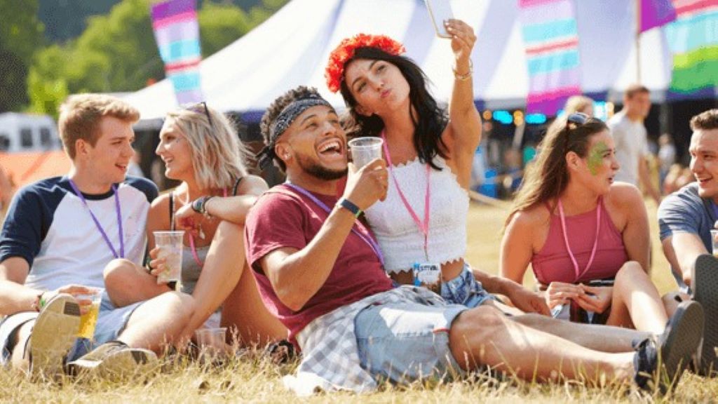 How to Host Outdoor Summer Gatherings at Home